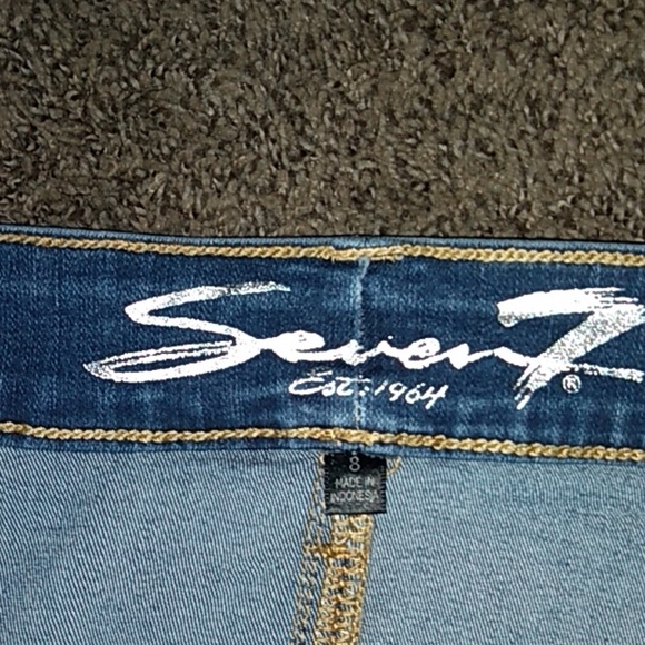 Fashion skirt w/ embroidered on flowers - Picture 5 of 5